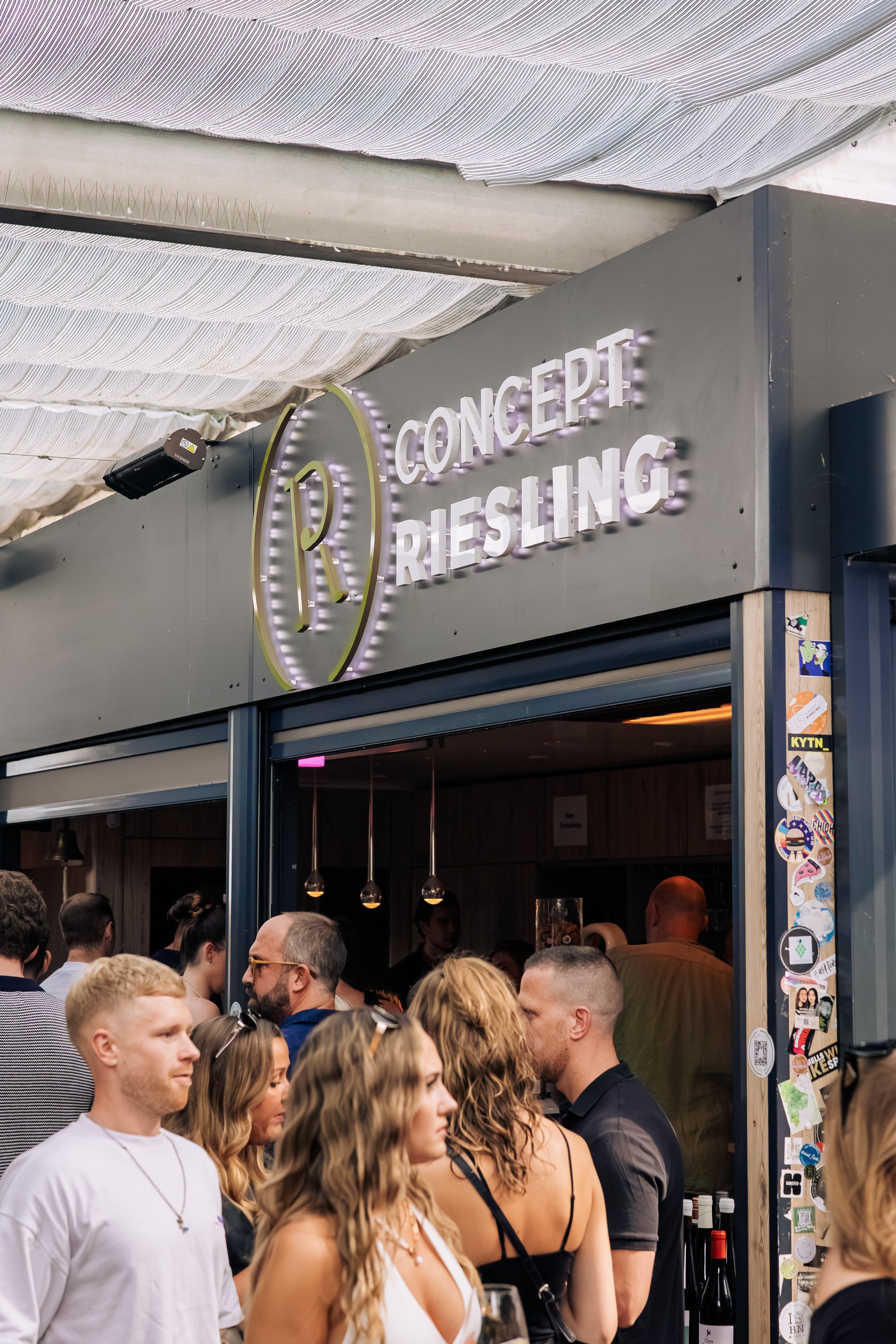 Front der Concept Riesling Weinbar am Carlsplatz