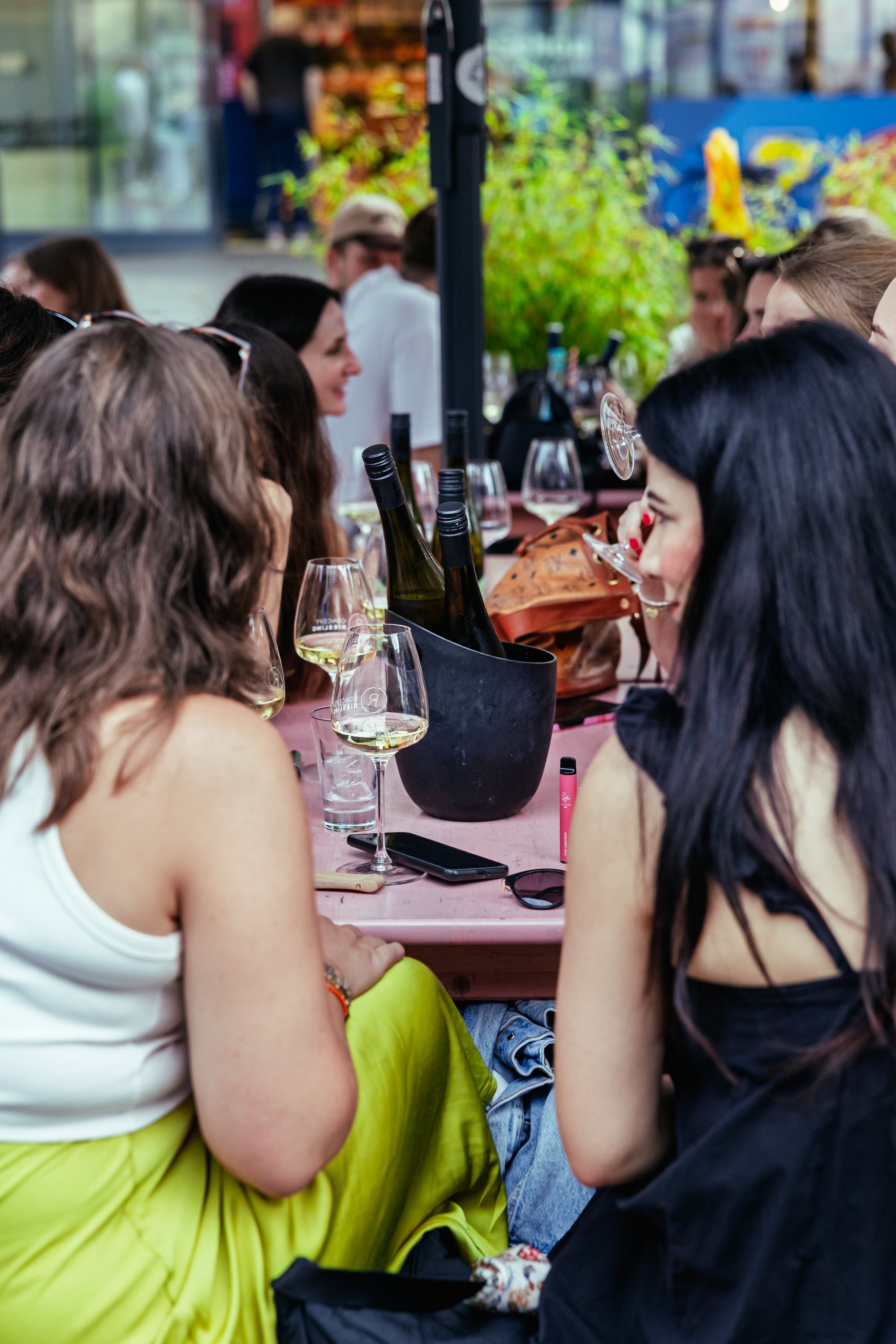 Stimmung am Tisch mit Wein und Gläsern
