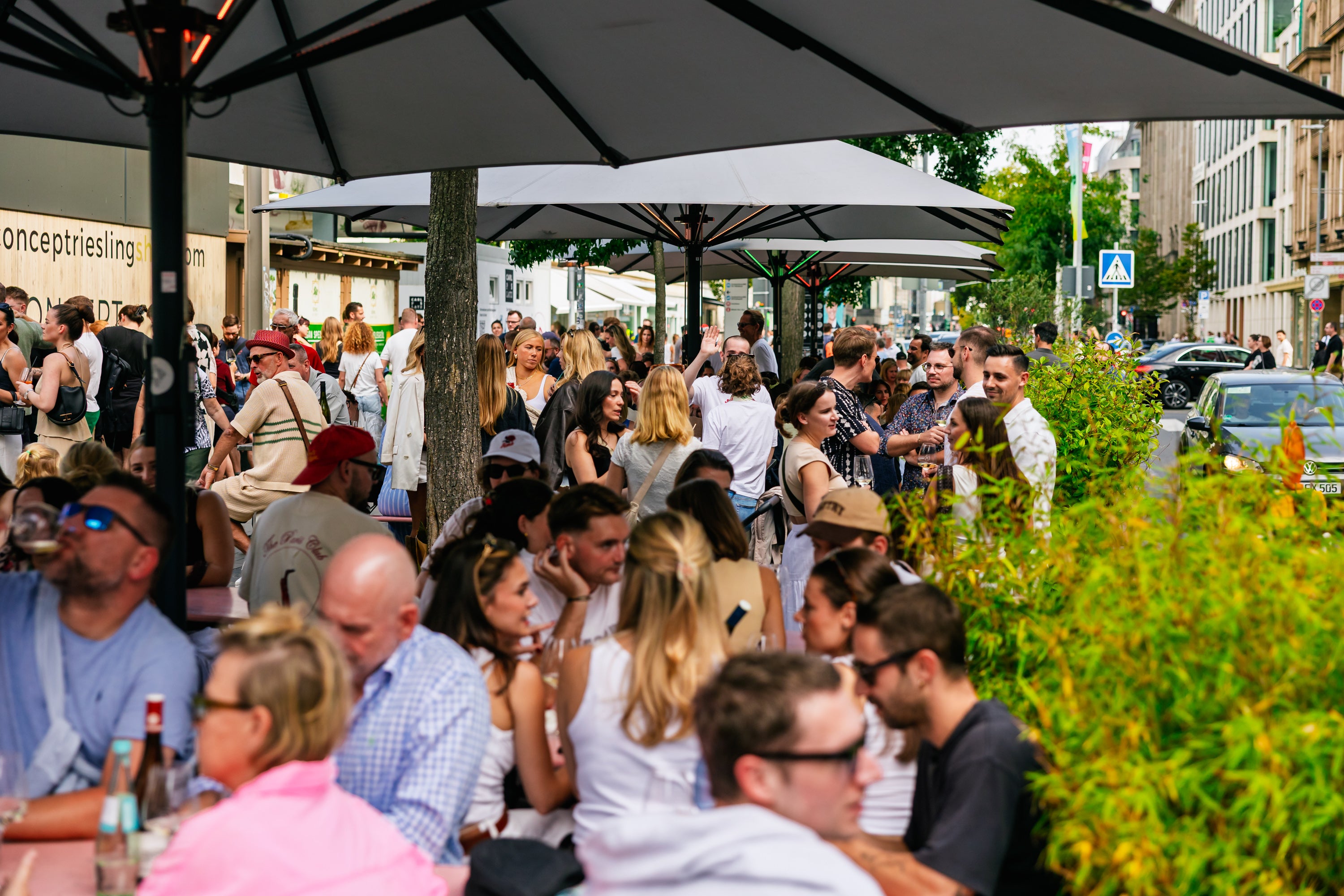 Voll besetzter Aussenbereich der Weinbar am Carlsplatz