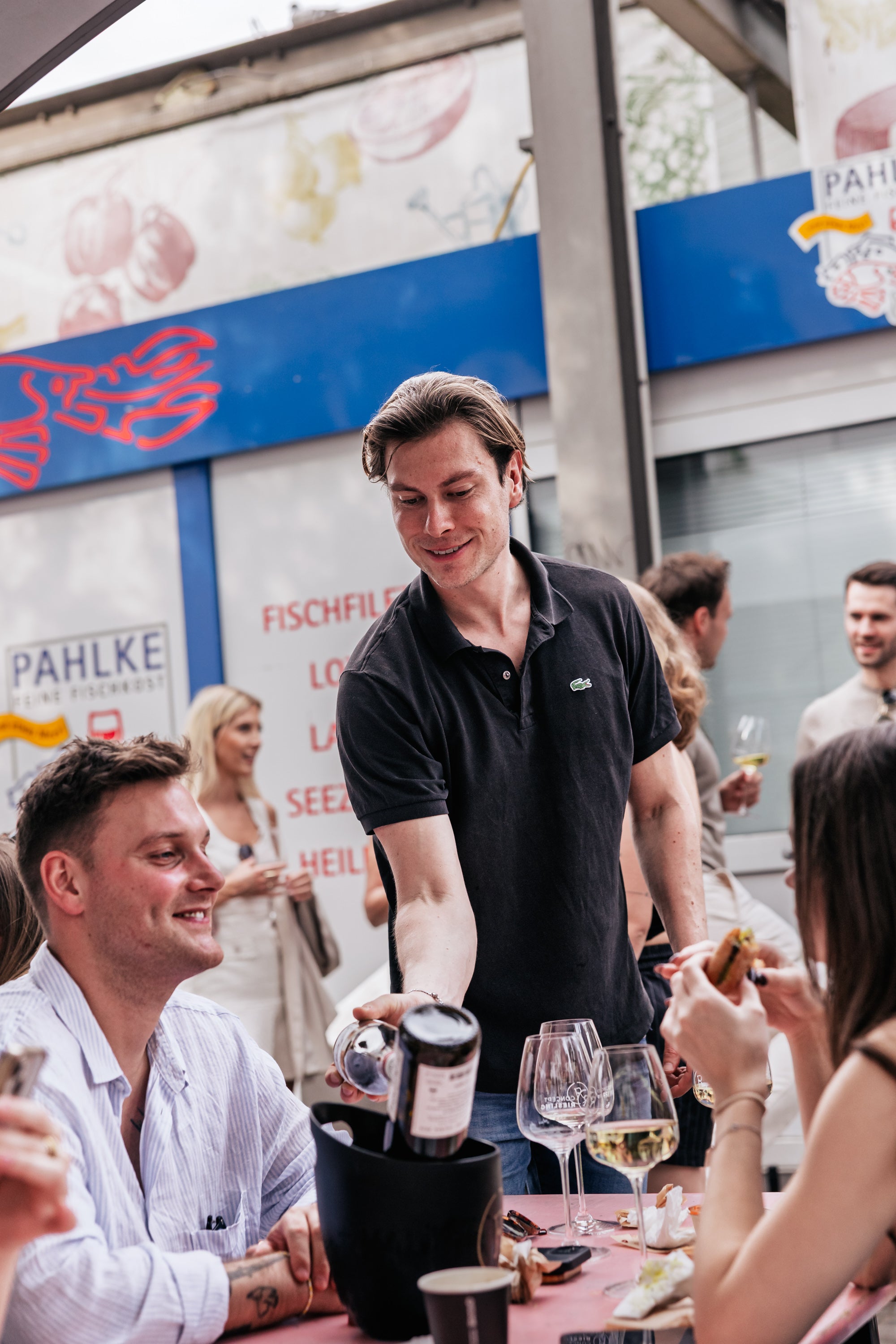 Wein wird am Tisch eingeschenkt