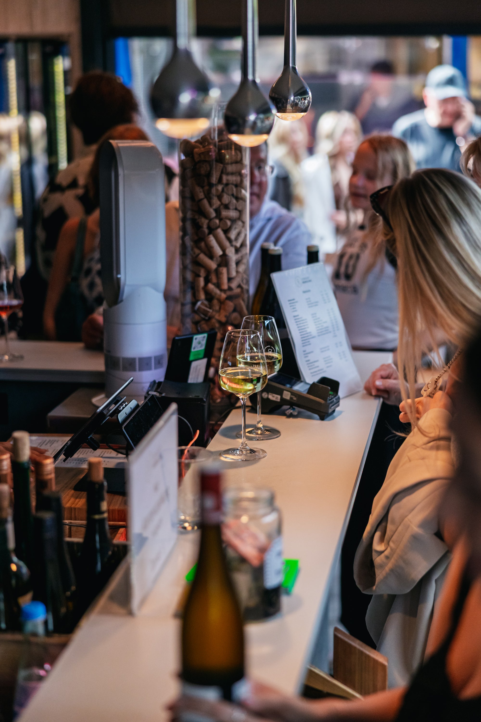 Zwei Gäste begrüssen sich vor der Bar